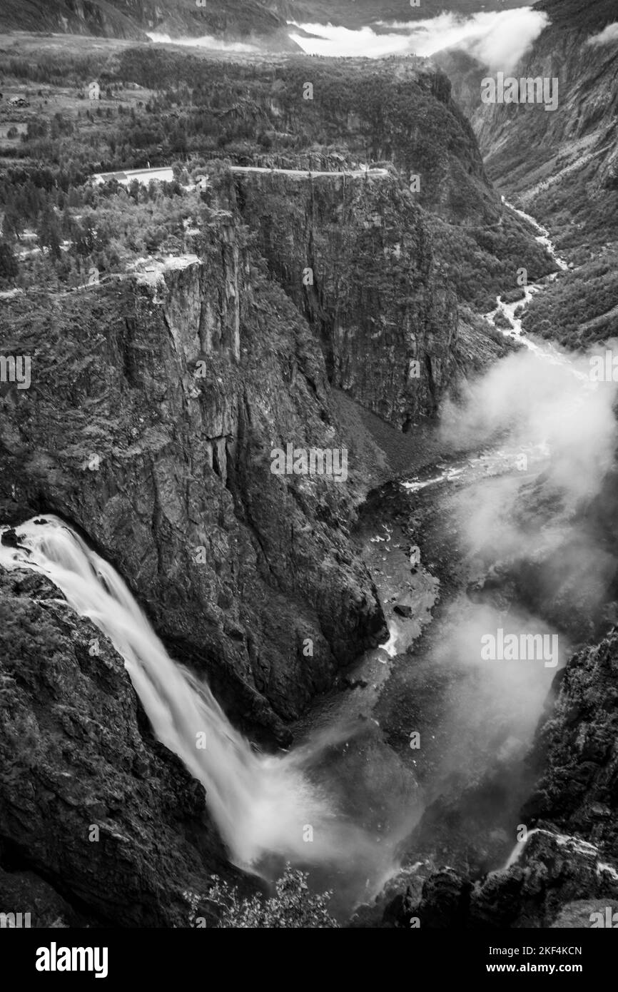 Vue en grand angle de la cascade sur le plateau de Hardangervidda en Norvège Banque D'Images