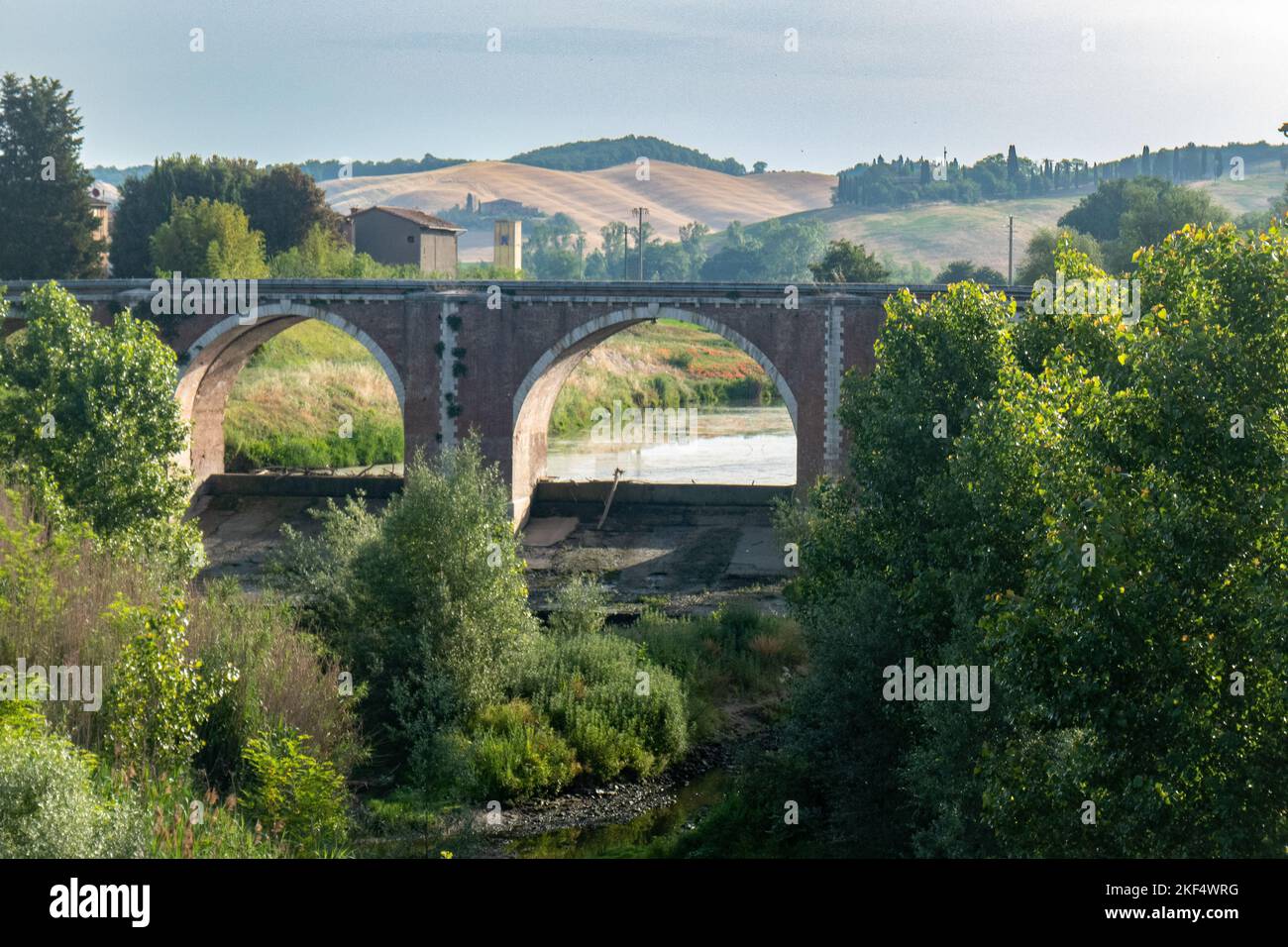 Vue sur le pont Ponte d'Arbia le long du chemin via Francigena en Toscane, Italie Banque D'Images