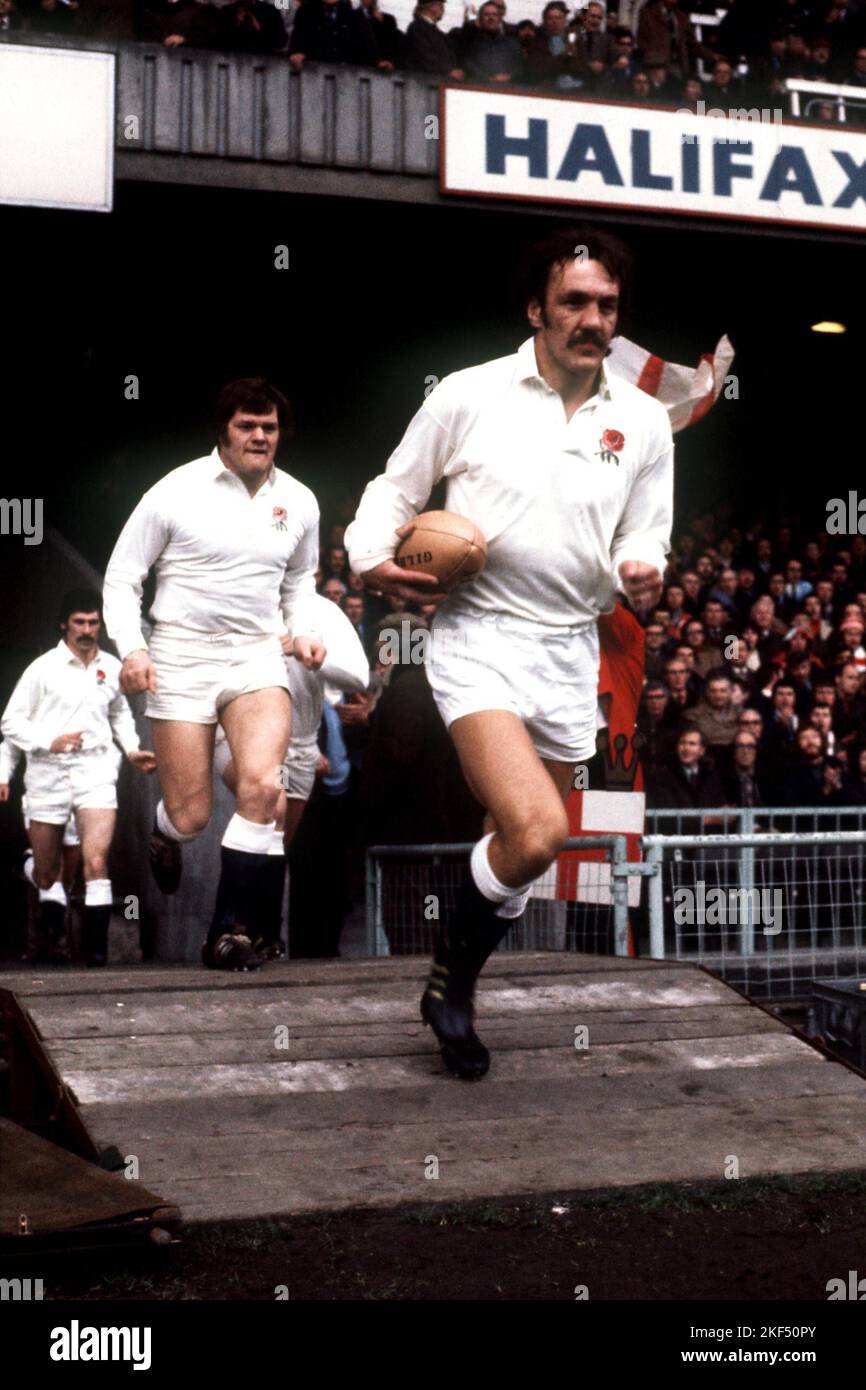 Le capitaine d'Angleterre Roger Uttley dirige l'équipe Banque D'Images