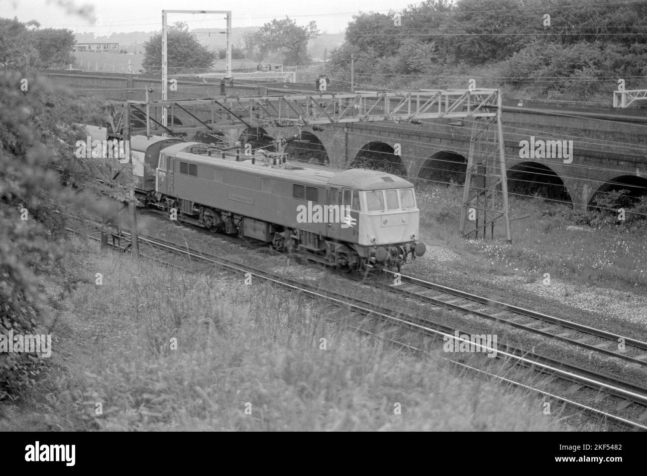 locomotive électrique ferroviaire britannique d'origine classe 86 numéro 86251 le poste de birmingham en service aux passagers près du rugby fin 1970s début 1980s Banque D'Images