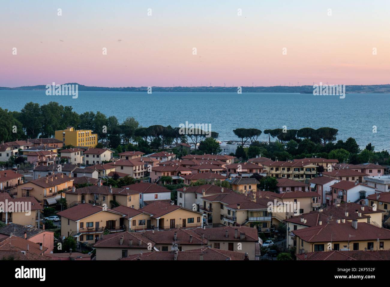 Vue sur le petit village Bolsena et le lac Bolsena, Viterbo, Italie, le long de la via Francigena et Italie côte à côte Banque D'Images