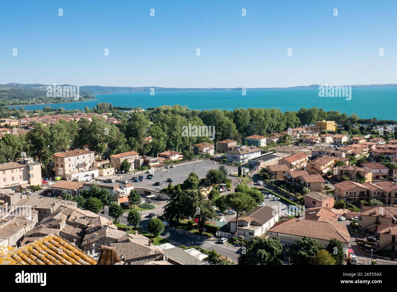 Vue sur le petit village Bolsena et le lac Bolsena, Viterbo, Italie, le long de la via Francigena et Italie côte à côte Banque D'Images