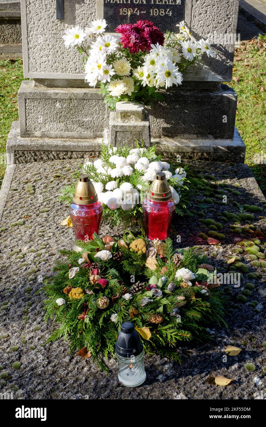 les tombes sont décorées avec des fleurs fraîches bougies lanternes au cimetière rural local pour tous les saints jour zala comté hongrie Banque D'Images