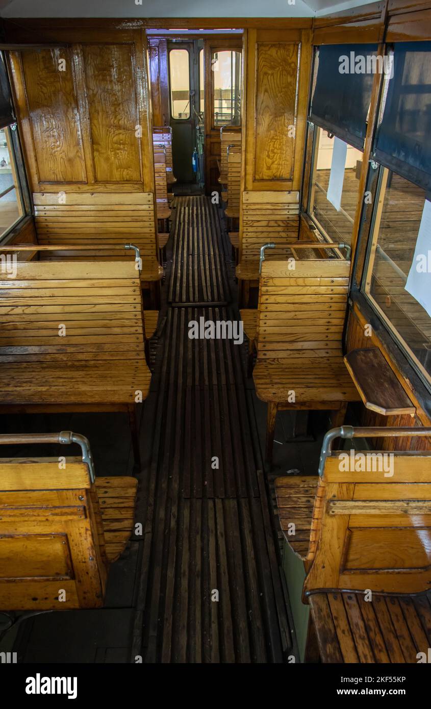 Intérieur avec sièges en bois dans un tramway historique Banque D'Images