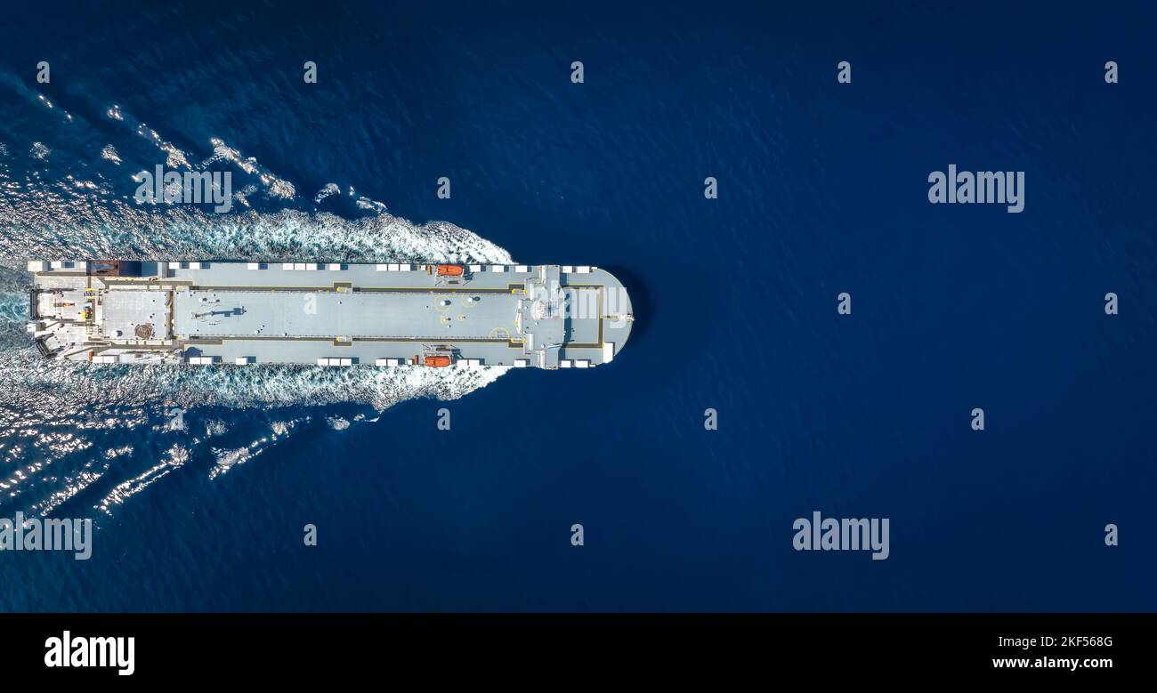 Vue aérienne en haut d'un grand transporteur de voitures de navire RORO Banque D'Images