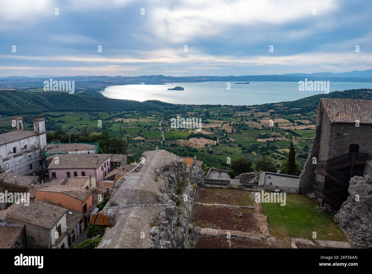 Paysage depuis le sommet de la tour du château de Montefiascone, Latium, Italie, le long de la via Francigena chemin Banque D'Images