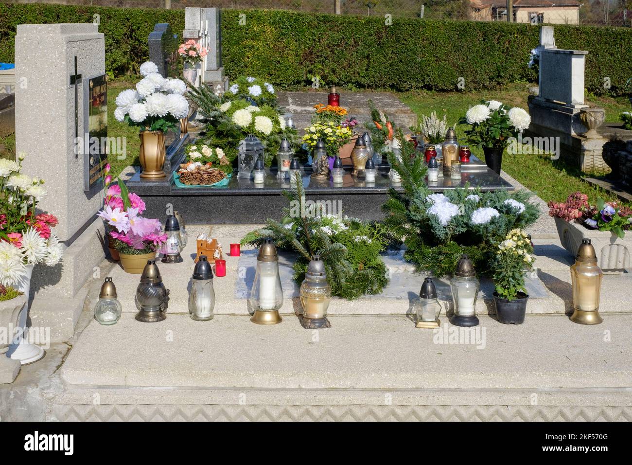 les tombes sont décorées avec des fleurs fraîches bougies lanternes au cimetière rural local pour tous les saints jour zala comté hongrie Banque D'Images