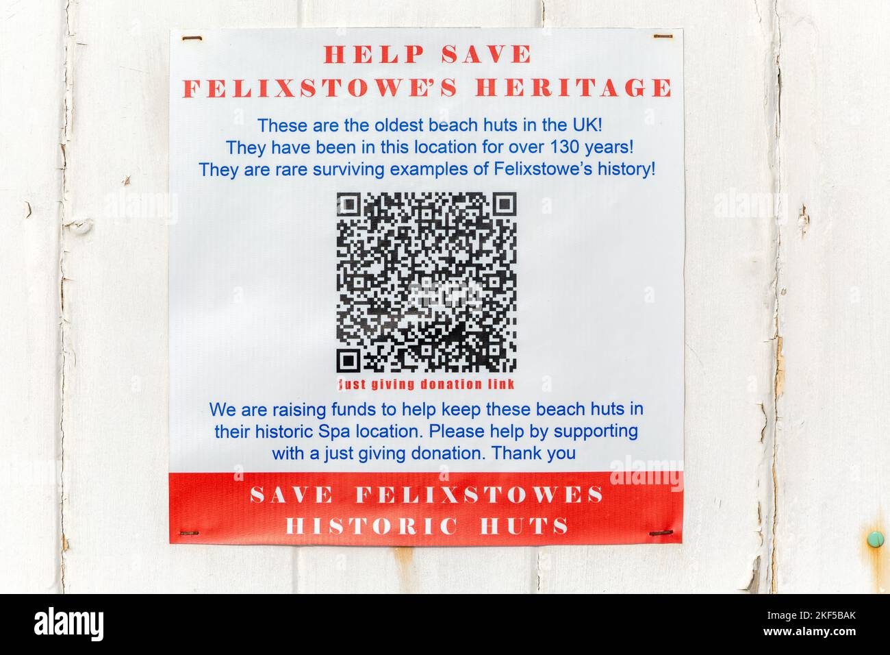 Affiche de campagne d'information pour sauver des cabanes de plage historiques de spa, Felixstowe, Suffolk, Angleterre, Royaume-Uni Banque D'Images