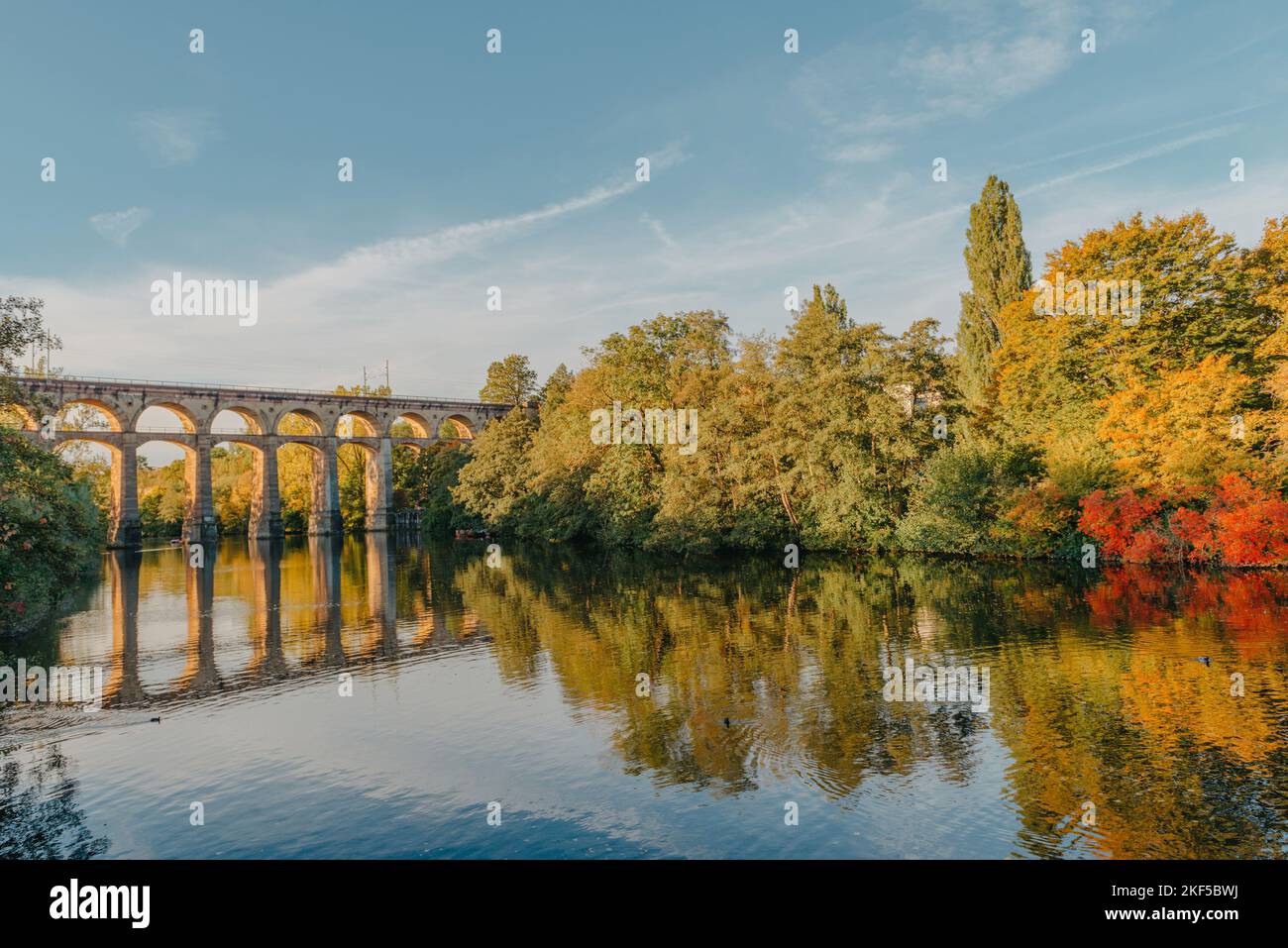 Pont ferroviaire avec rivière à Bietigheim-Bissingen, Allemagne. Automne. Viaduc ferroviaire au-dessus de la rivière Enz, construit en 1853 par Karl von Etzel sur un soleil Banque D'Images