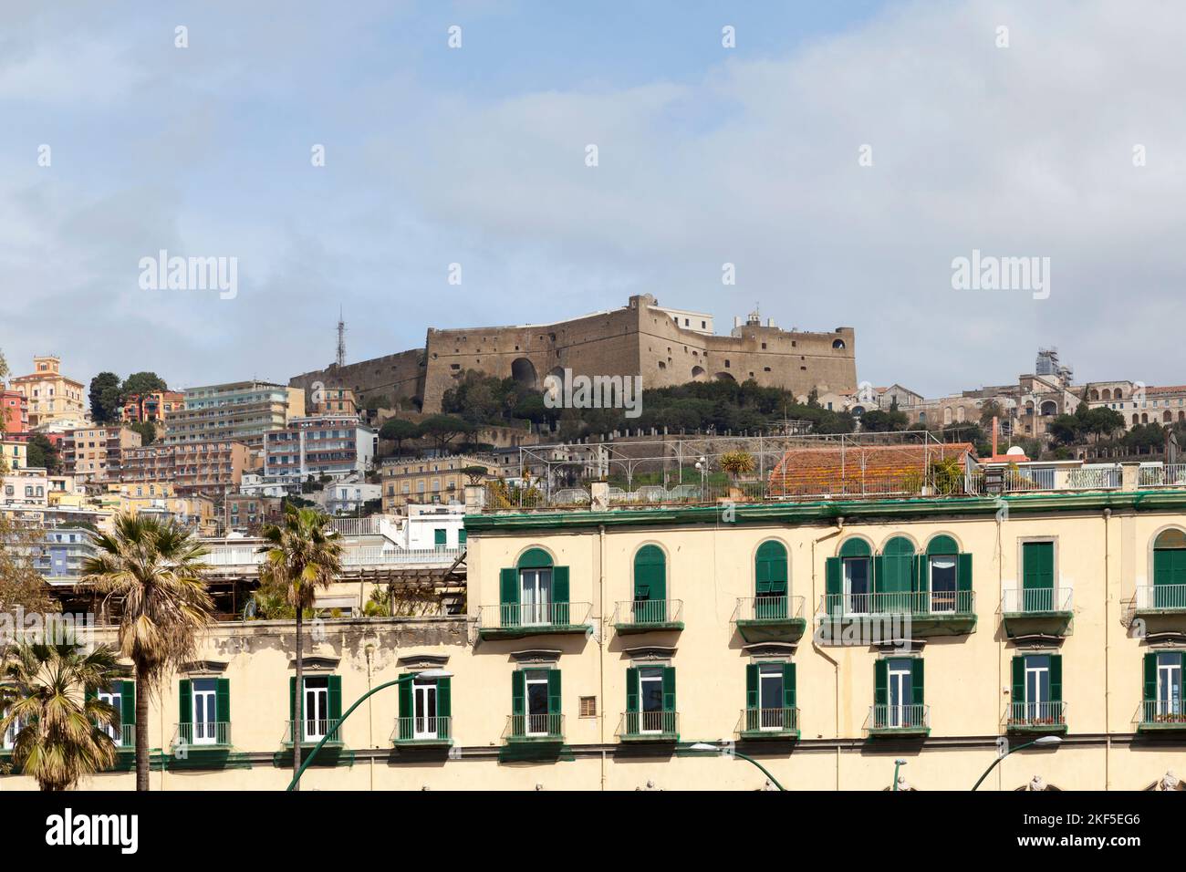 Le Castel Sant'Elmo de Naples est une forteresse en forme d'étoile datant du 14th siècle, située au sommet d'une colline et ancienne prison avec une vue panoramique depuis ses terrasses. Banque D'Images