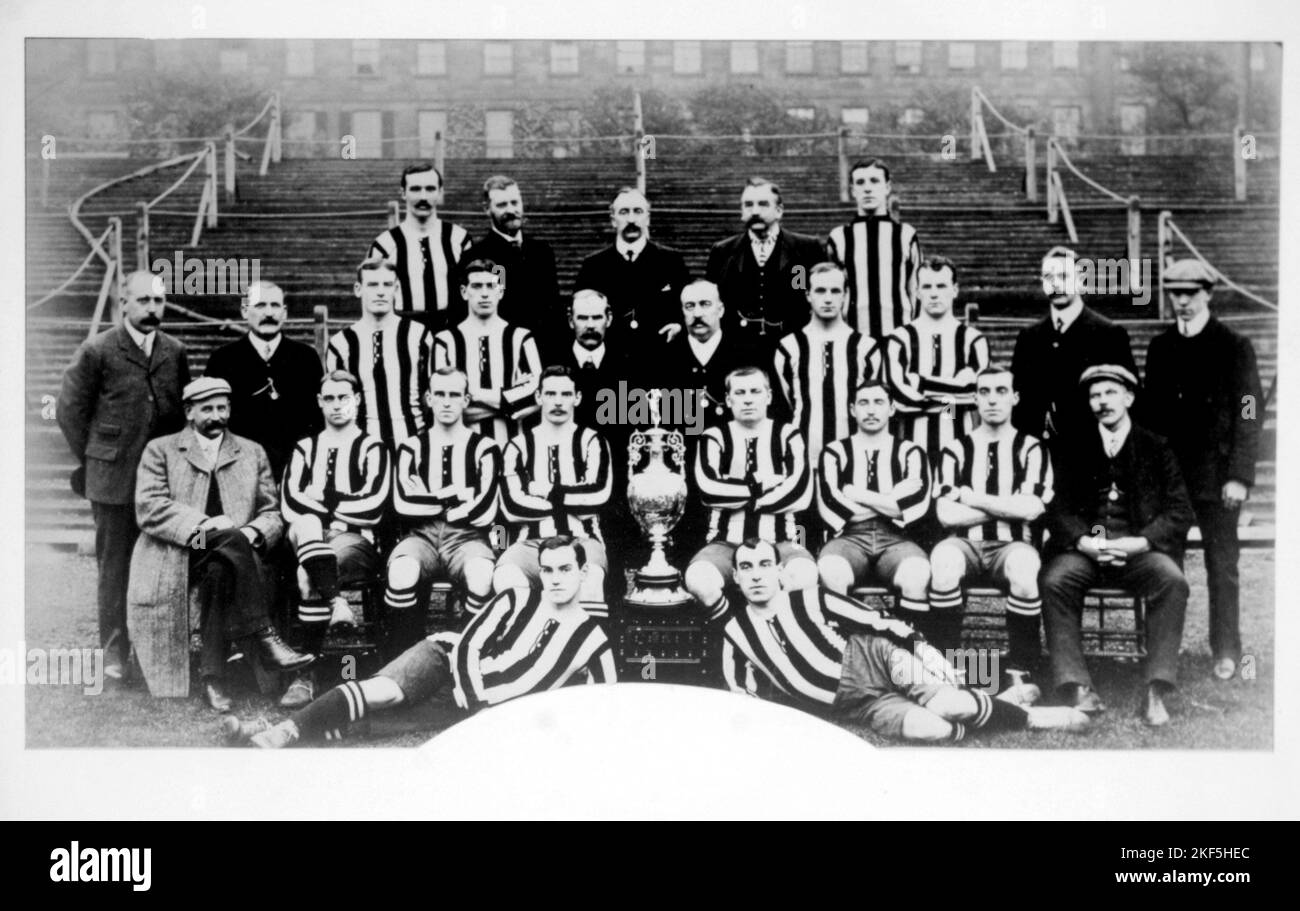 Newcastle United, football League Champions 1904-05: (Back row, l-r) Andy  McCombie, directeur GT Milne, directeur JW Bell, directeur GG Archibald,  Jimmy Lawrence; (deuxième rangée, l-r) réalisateur R Oliver, réalisateur JP  Oliver, Jack