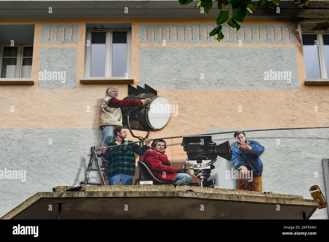 Murale représentant une équipe de cinéma avec Claude Lelouch comme réalisateur et Bernard Giraaudeau comme 'clap', sur la façade du cinéma Vox, Chamonix, France Banque D'Images