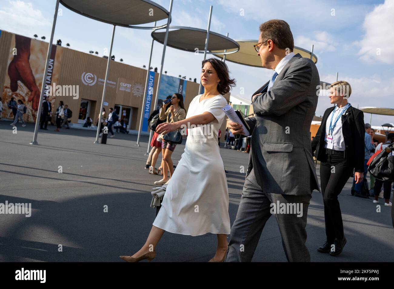 Charm El Sheik, Égypte. 16th novembre 2022. Annalena Baerbock (l, Bündnis 90/Die Grünen), ministre des Affaires étrangères, arrive au Sommet des Nations Unies sur le climat COP27. Frank Hartmann, Ambassadeur d'Allemagne en Égypte, part à côté d'elle. Credit: Christophe bateau/dpa/Alay Live News Banque D'Images