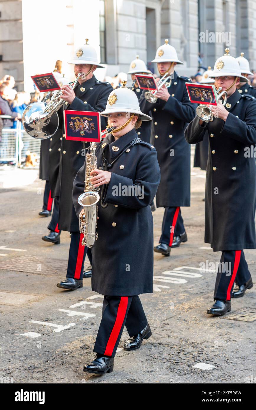 Royal Marines Band du centre d'entraînement Commando au Lord Mayor's Show Parade dans la ville de Londres, Royaume-Uni. Bande de marche. Femme courte Banque D'Images