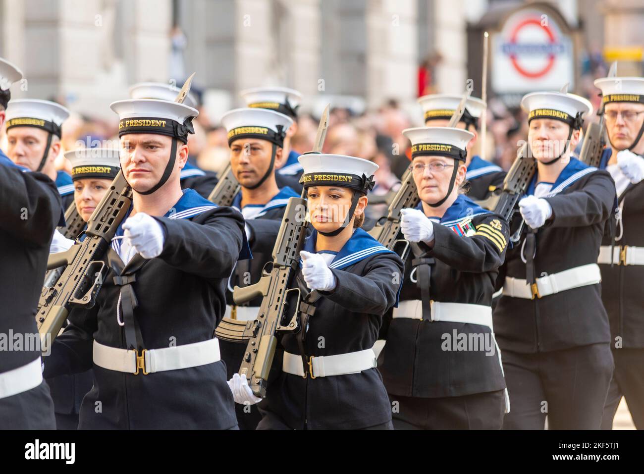 Royal Navy, Président du HMS, groupe de marching au Lord Mayor's Show Parade dans la ville de Londres, Royaume-Uni. Marin femelle Banque D'Images