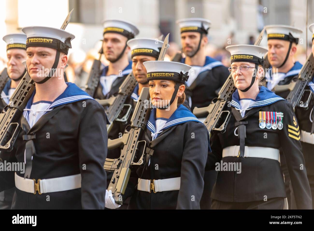 Royal Navy, Président du HMS, groupe de marching au Lord Mayor's Show Parade dans la ville de Londres, Royaume-Uni. Marin femelle Banque D'Images