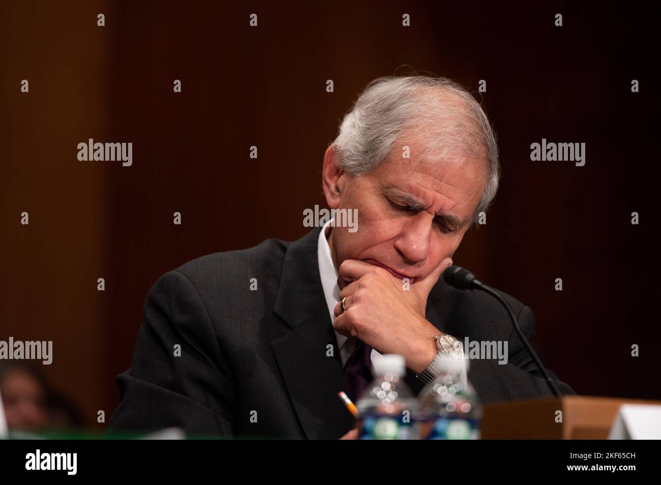 Washington, États-Unis d'Amérique. 15th novembre 2022. Martin J. Gruenberg, président par intérim de la Federal Deposit Insurance Corporation, témoigne devant le Sénat des affaires bancaires, du logement et urbaines, de l'audience de surveillance visant à examiner les organismes de réglementation financière, en mettant l'accent sur un système solide de banques et de caisses de crédit pour la rue principale, à Capitol Hill, à Washington, le mardi 15 novembre 2022. Crédit: Cliff Owen/CNP/Sipa USA crédit: SIPA USA/Alay Live News Banque D'Images