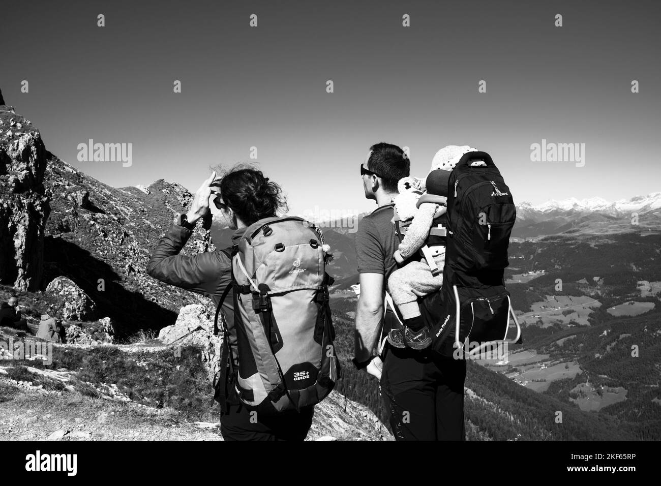 Vue arrière des personnes qui font de la randonnée dans les Dolomites en Italie Banque D'Images