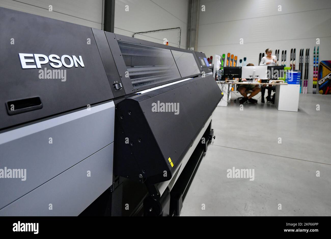 Production de skis de descente sur la société Kastle CZ, photographiée sur 16 novembre 2022, à Nove Mesto na Morave, République tchèque. Sur la photo est vu imprimante thermique par sublimation pour l'impression de skis par Epson. (CTK photo/Lubos Pavlicek) Banque D'Images