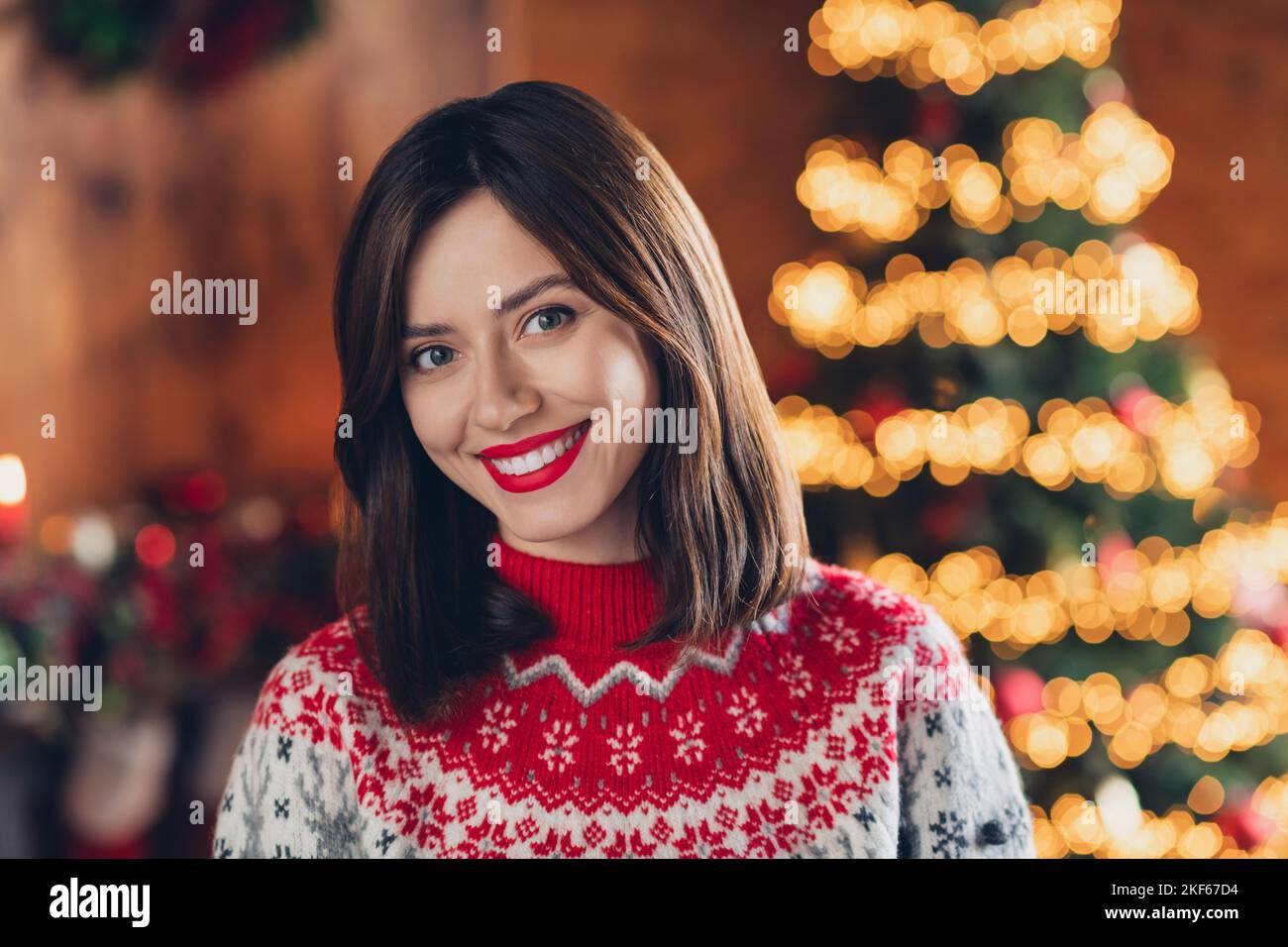 Photo de jeune femme positive mignonne sourire enragé vous rêvez inviter à l'intérieur de son atmosphère à proximité de l'arbre de Noël fairytail à l'intérieur Banque D'Images