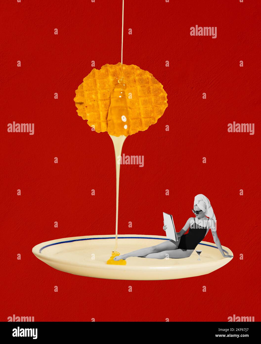 Photographie d'art pop. Collage d'art contemporain. Jeune femme élégante au repos, magazine de lecture. Petit déjeuner sucré avec gaufres et miel Banque D'Images