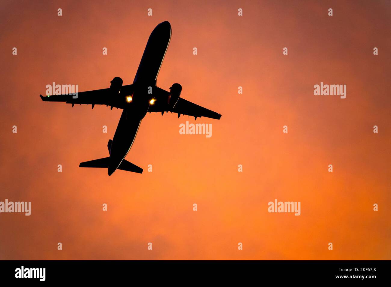 Silhouette d'un avion de ligne par le dessous Banque D'Images