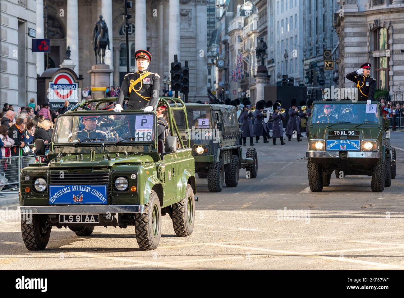 L'honorable Artillery Company, de l'Armée britannique, au défilé du Lord Mayor's Show à Londres, au Royaume-Uni. Land Rover Banque D'Images