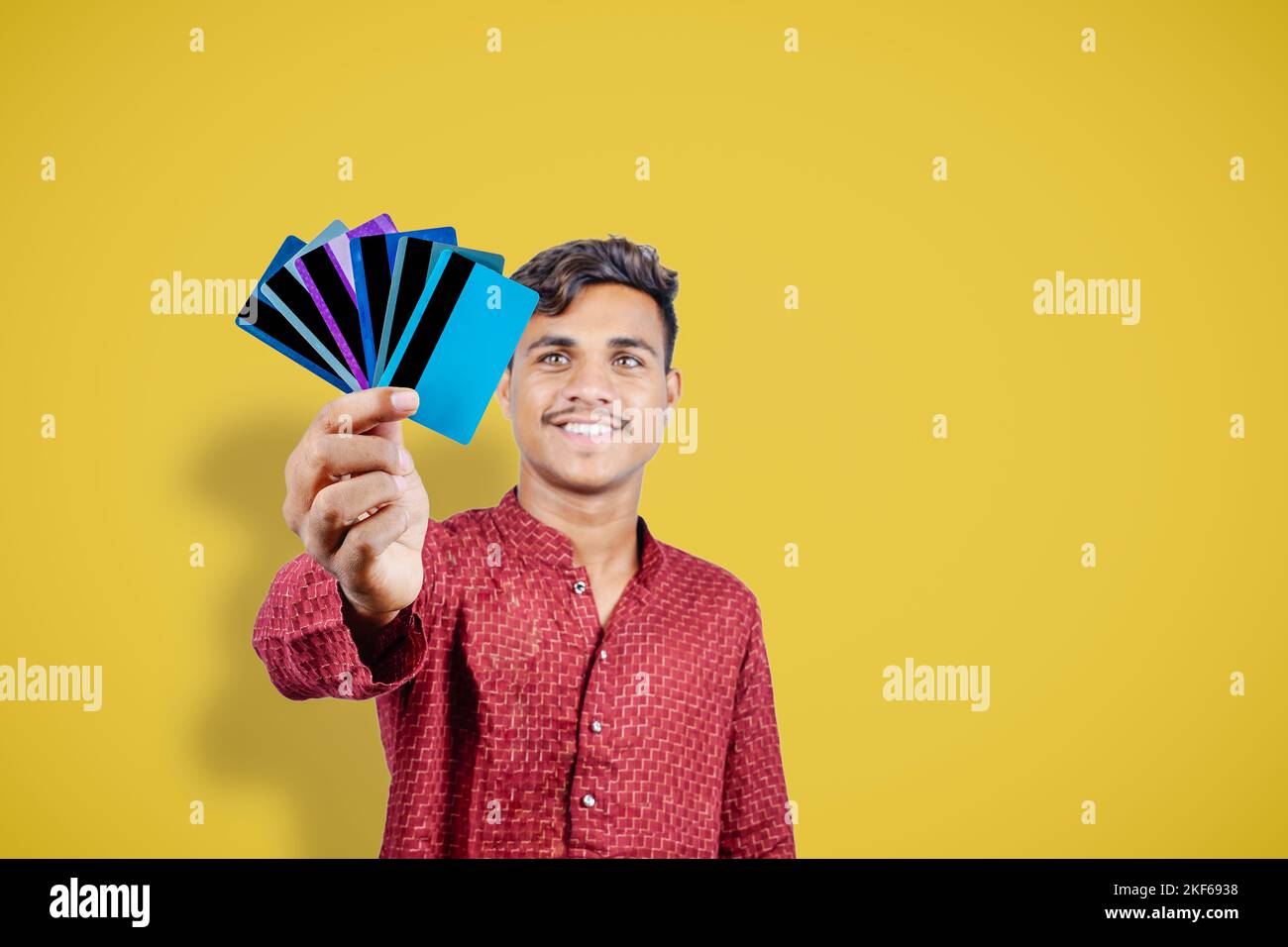 homme indien tenant une carte bancaire ou une carte de visite Banque D'Images