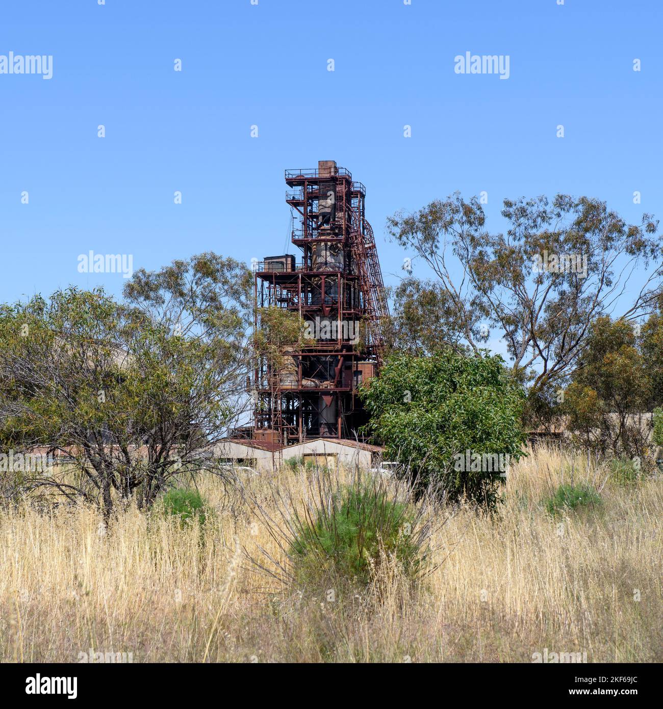 Retorte Lambiotte désaffectée (Retorte), sur le site de l'industrie du fer et de l'acier au charbon (CISI), aujourd'hui défunte. Wundowie, Australie occidentale Banque D'Images