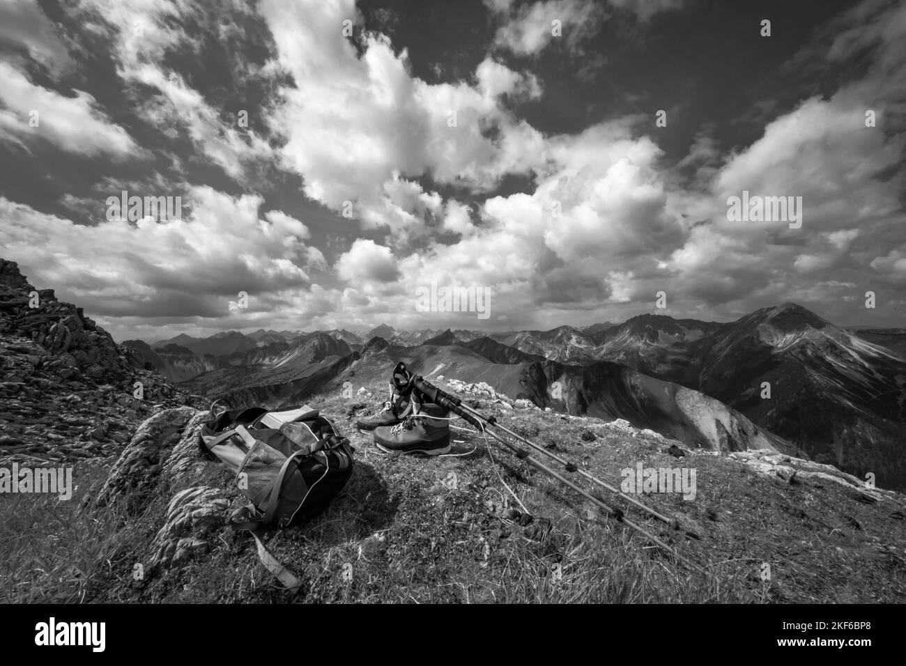 Un paysage en niveaux de gris des Alpes autrichiennes à Tannheim avec des nuages moelleux dans le ciel Banque D'Images
