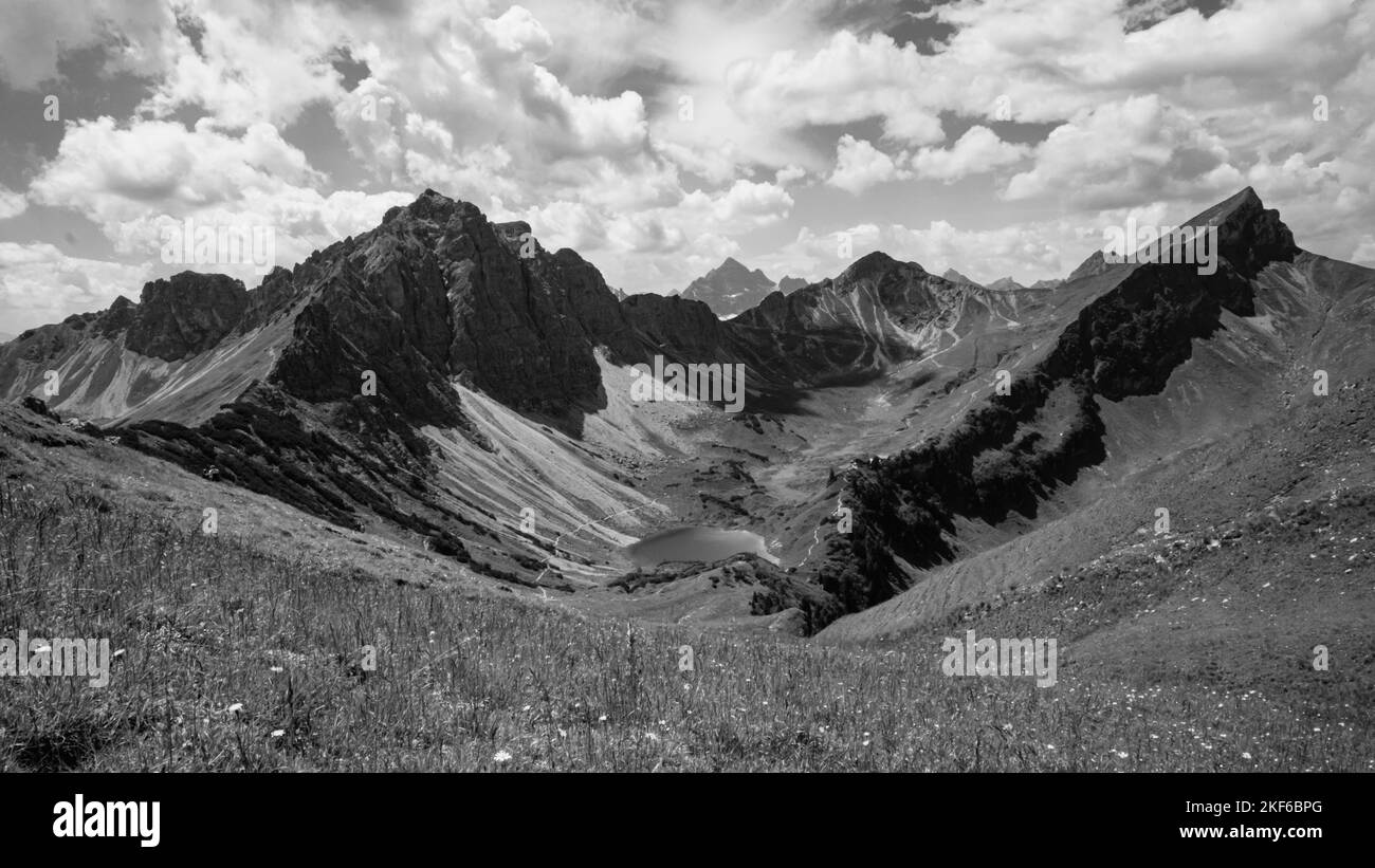 Un paysage en niveaux de gris des Alpes autrichiennes à Tannheim avec des nuages moelleux dans le ciel Banque D'Images
