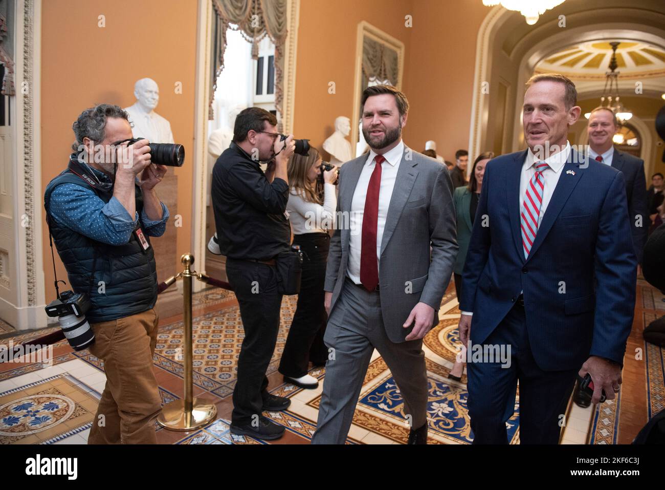 Le sénateur élu des États-Unis, J.D. Vance (républicain de l'Ohio), à gauche, et le sénateur élu des États-Unis, Eric Schmitt (républicain du Missouri), à droite, marchent pour rencontrer le chef de la minorité du Sénat américain, Mitch McConnell (républicain du Kentucky) dans son bureau du Capitole, à Washington, DC, mardi, 15 novembre, 2022. Crédit: Cliff Owen/CNP/Sipa USA crédit: SIPA USA/Alay Live News Banque D'Images