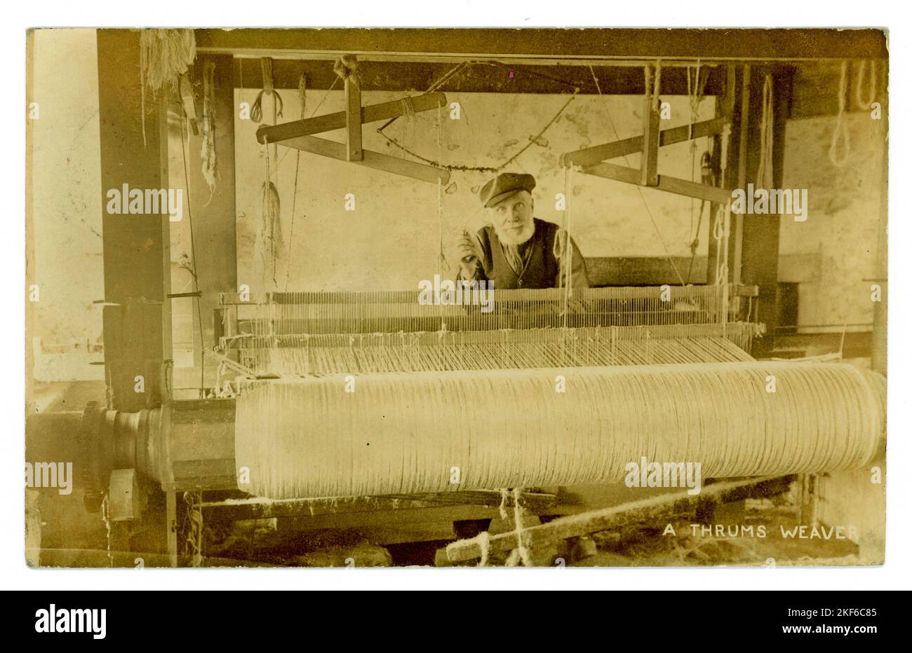 Carte postale Edwardienne originale d'un homme écossais plus âgé qui est un Thrums Weaver - un ouvrier de chalet probablement, travaillant de la maison sur un métier à tisser en bois, machine à tisser, peut-être la construction. Les thrums sont des offenses de l'industrie du tissage de tapis, ils étaient bon marché ainsi cet homme est susceptible d'être pauvre. La carte postale est datée / affichée le 5 Fév 1907 de Kirriemuir, Angus, Ecosse, Banque D'Images