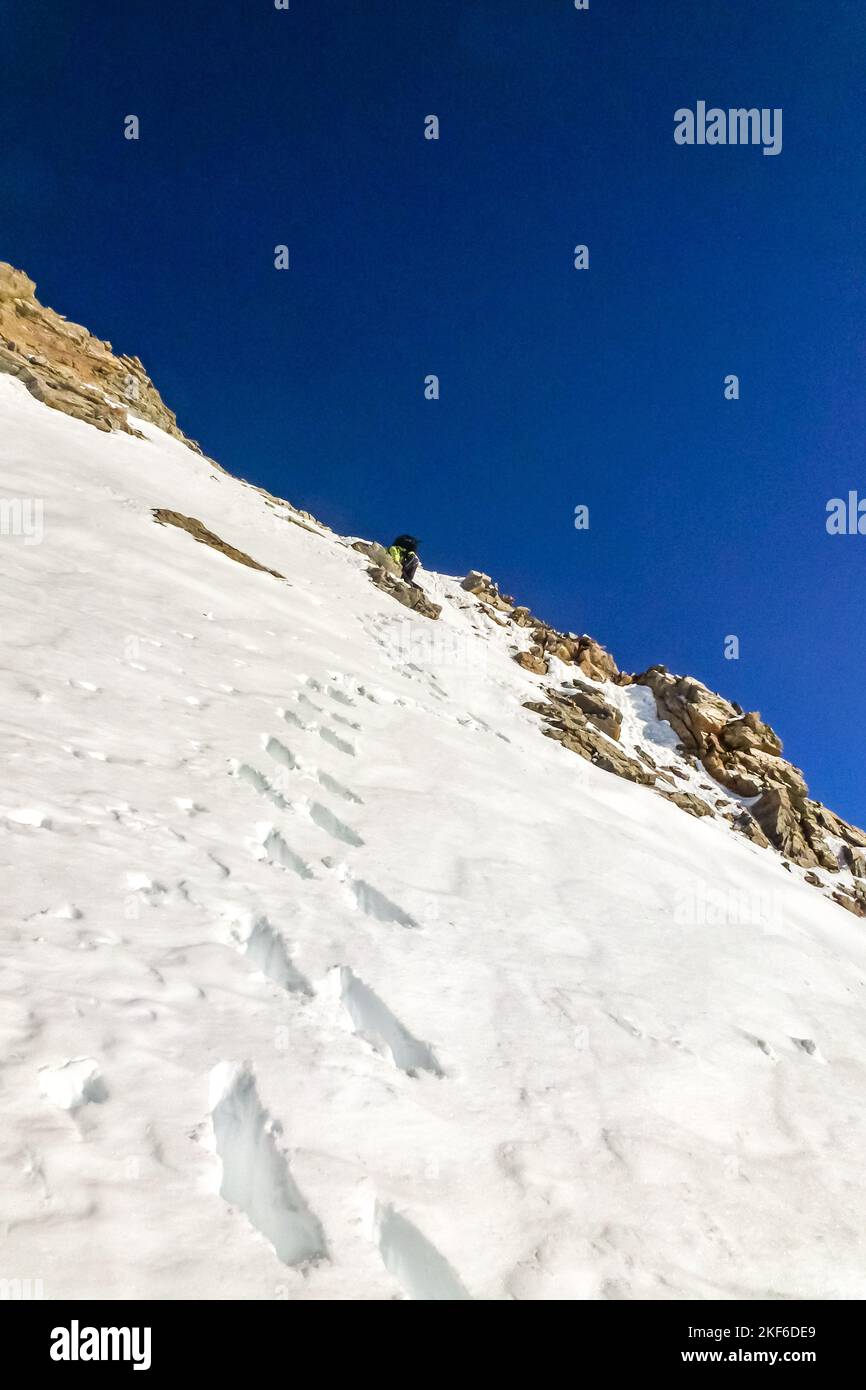 Description: Randonnée enthousiaste de alpiniste sur un immense champ de neige sur Jungfrau. Jungfrau-Höhenweg, Alpes bernoises, Suisse, Europe. Banque D'Images