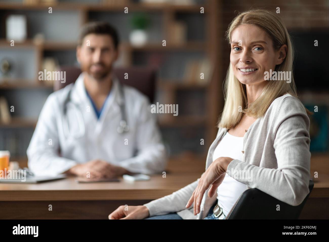 Portrait d'une jeune patiente heureuse assise au cabinet du médecin Banque D'Images