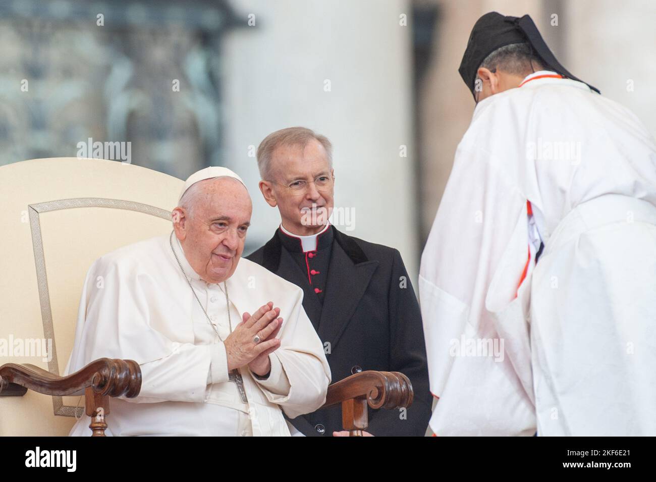 Rome, Italie. 16th novembre 2022. Italie, Rome, Vatican, 22/11/16 . Le pape François salue à la manière orientale un homme en vêtements traditionnels du Japon lors de son audience générale hebdomadaire à St Peter's Square.Italia, Roma, Vaticano, 22/11/16 . Papa Francesco saluta all'orientale un uomo in abiti tradizionali proveniente dal Giappone durante l'udienza generale settimanale sur la Piazza San Pietro. Photo par Massimiliano MIGLIORATO/Catholic Press photo Credit: Independent photo Agency/Alay Live News Banque D'Images