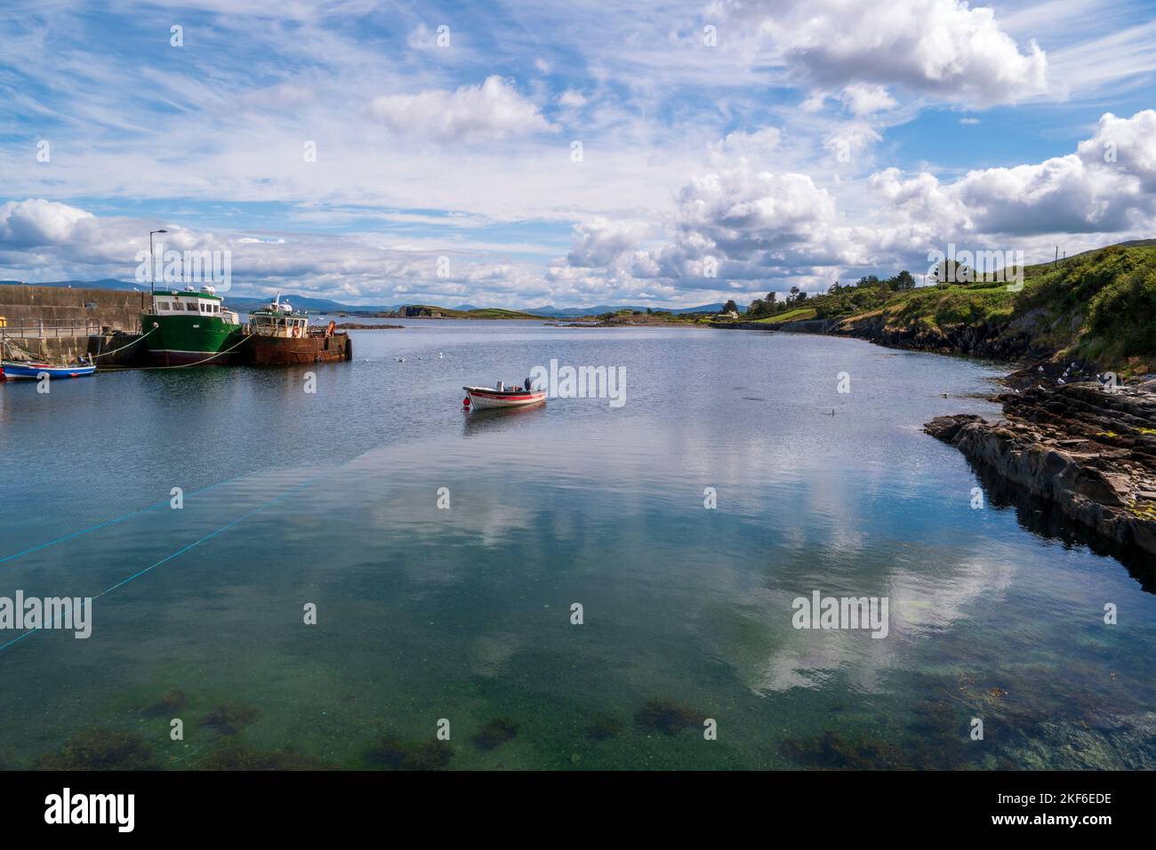La crique de l'image est l'une des nombreuses criques pittoresques de la péninsule de Ship's Head, sur le côté de la baie de Bantry. Comté de Cork, Irlande. Banque D'Images