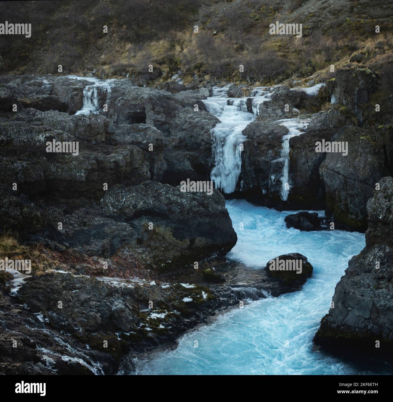Chutes d'eau glacées près de Hraunfossar en Islande Banque D'Images