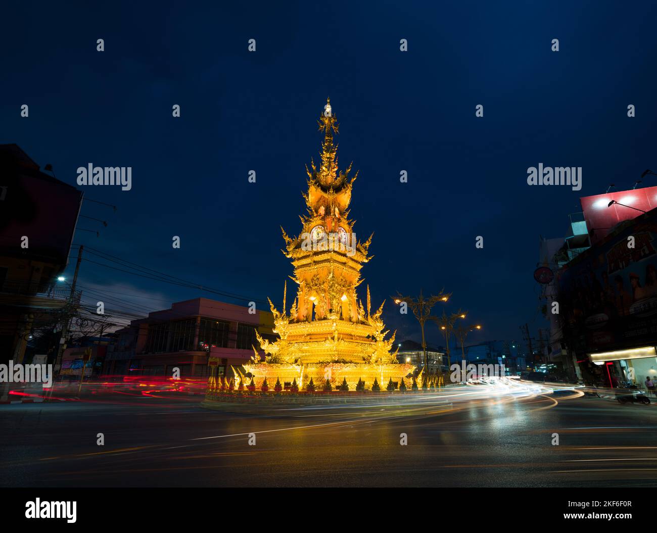 Chiang Rai célèbre bâtiment de la Tour de l'horloge. Vue fantastique sur la tour de l'horloge dorée très ornée le soir. Banque D'Images