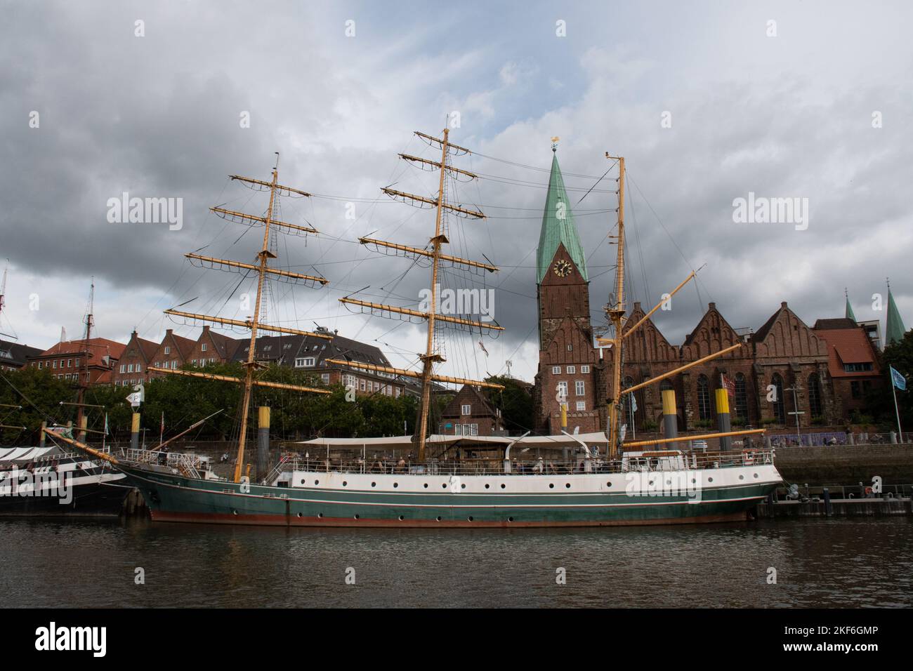 Vue sur le fleuve de la promenade de Schlachte et du bateau de tallship « Alexander von Humboldt » Banque D'Images