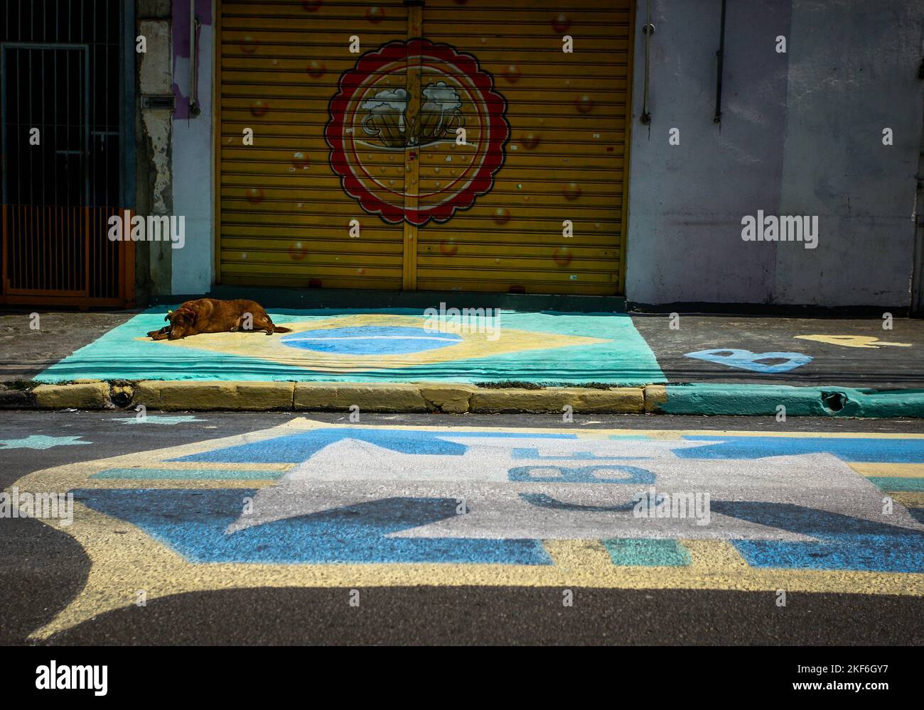 OSASCO, SP - 16.11.2022: CLIMA DE COPA DO MUNDO - les rues sont peintes avec les couleurs du drapeau brésilien, en soutien à l'équipe brésilienne de football qui joue à la coupe du monde au Qatar 2022. Photos du quartier de l'IAPI dans la ville d'Osasco dans le Grand São Paulo, ce mercredi matin (16) . (Photo: Aloisio Mauricio/Fotoarena) Banque D'Images