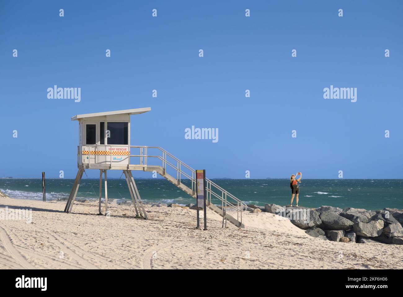 Perth, WA, Australie - station Lifeguard avec une femme prenant le selfie à City Beach Banque D'Images