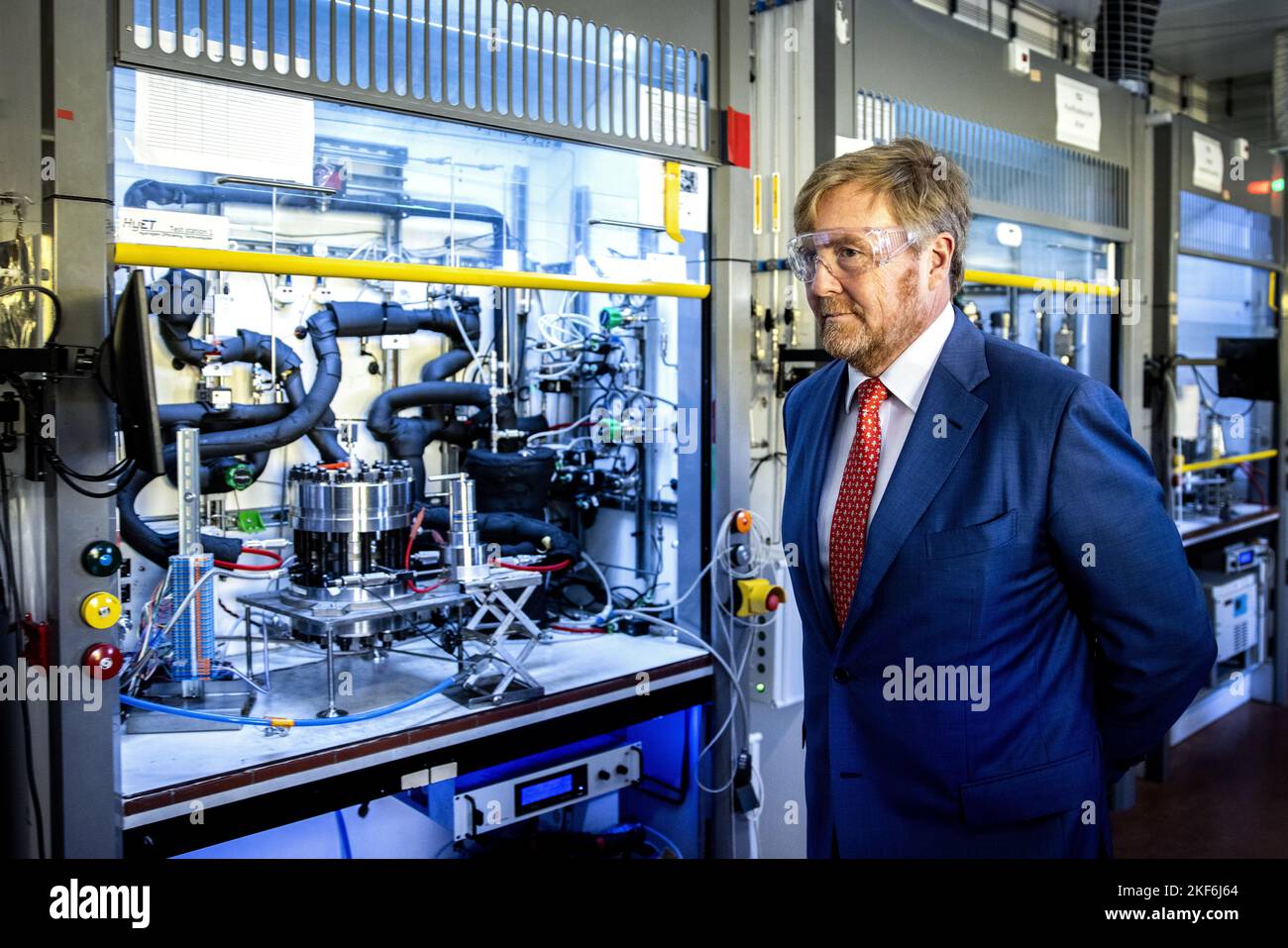 ARNHEM - pays-Bas, 16/11/2022, le roi Willem-Alexander lors d'une visite de travail au pôle hydrogène de l'Industriepark Kleefse Waard (IPKW). Au cours de la visite, l'industrie de la fabrication de l'hydrogène sera le principal centre d'intérêt. ANP RAMON VAN FLYMEN pays-bas sortie - belgique sortie Banque D'Images