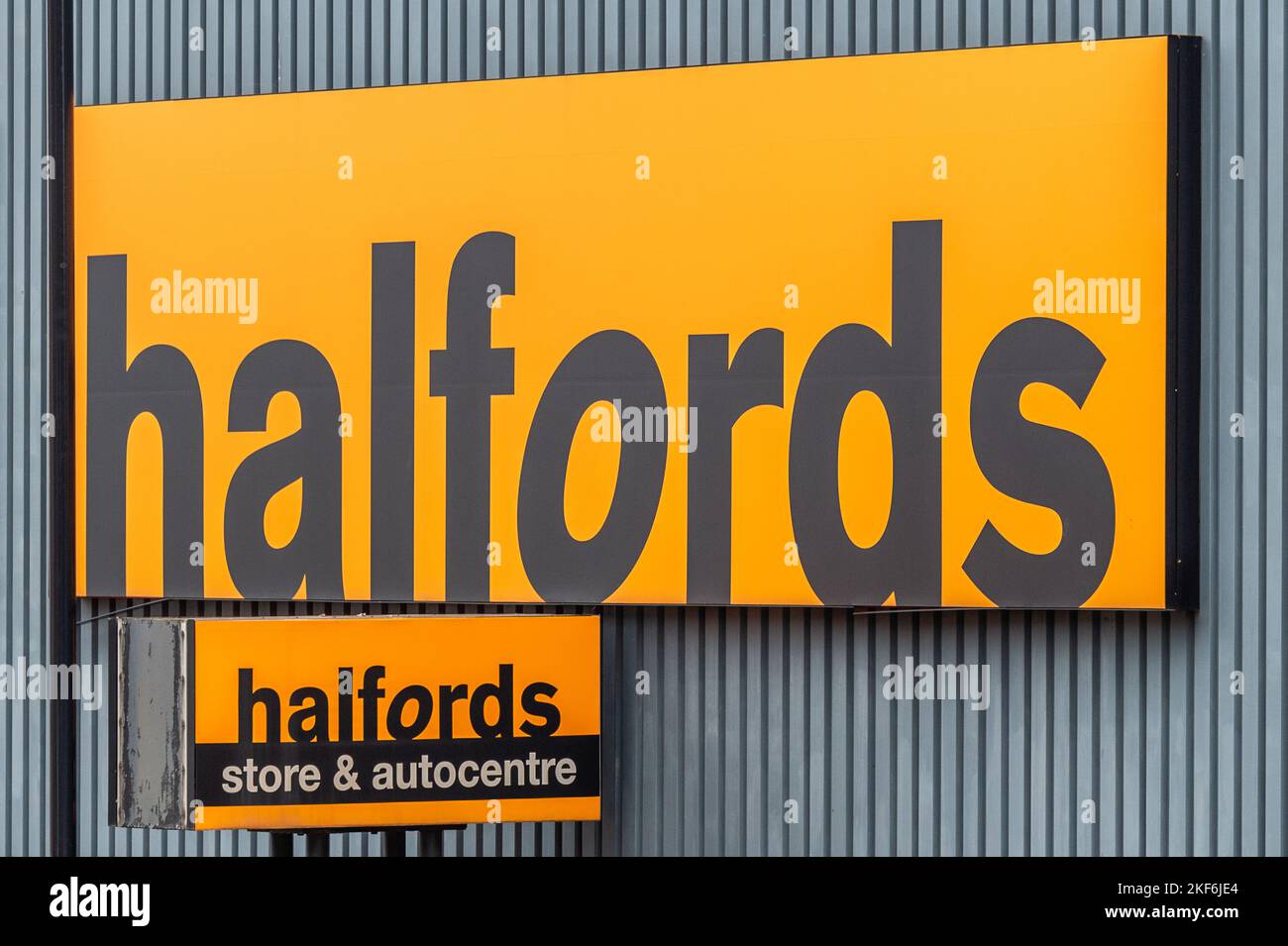 Halfords signe sur le côté de son magasin à Coventry, West Midlands, Royaume-Uni. Banque D'Images