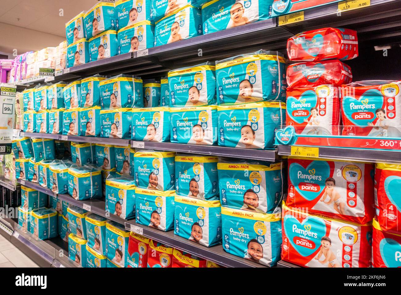 Couches de pampers en vente sur des étagères dans un supermarché irlandais. Banque D'Images