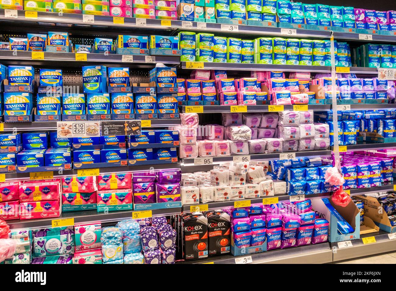 Produits sanitaires pour femmes en vente dans un supermarché irlandais. Banque D'Images