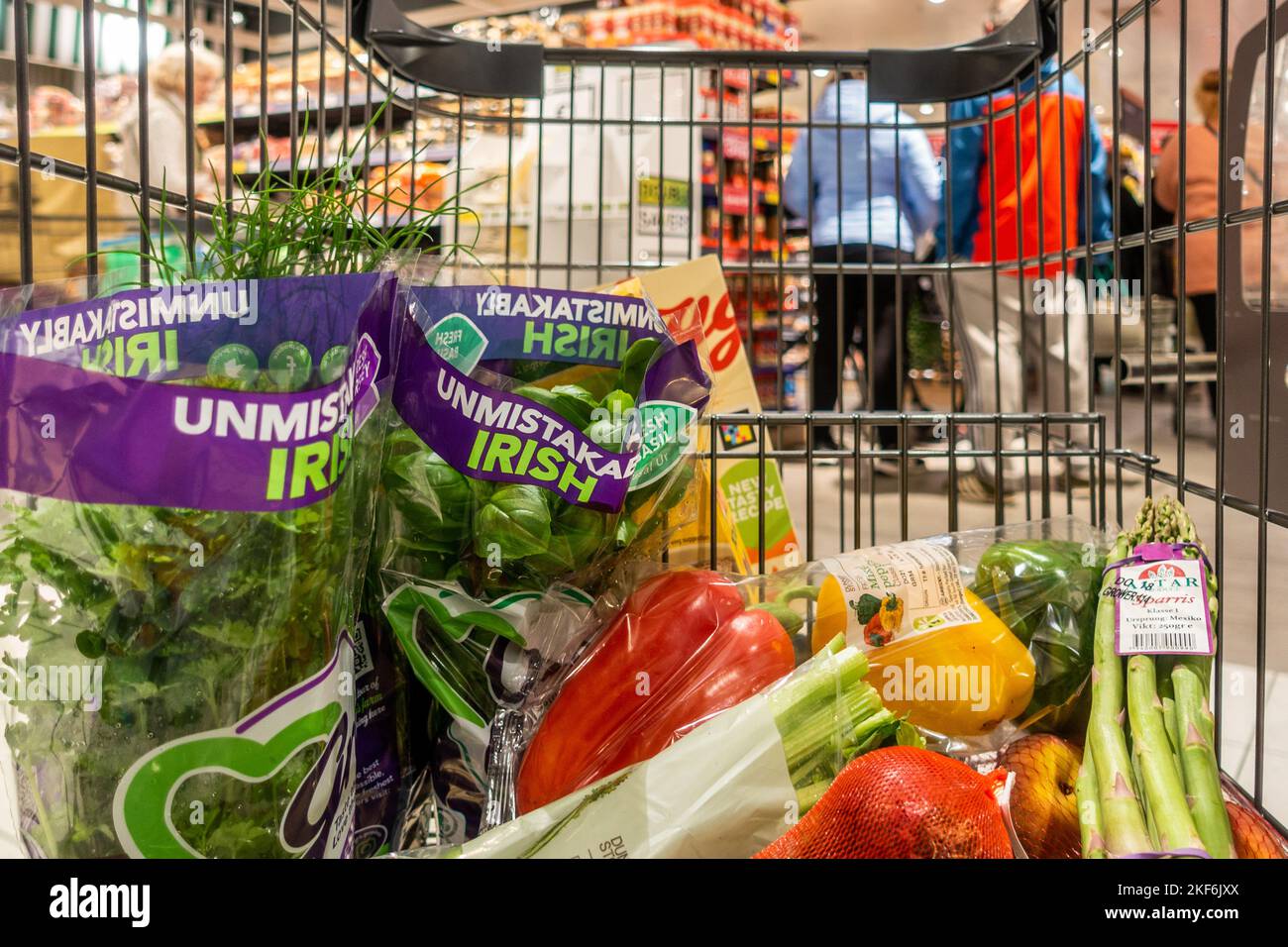 Chariot de shopping rempli de marchandises dans un supermarché irlandais. Banque D'Images