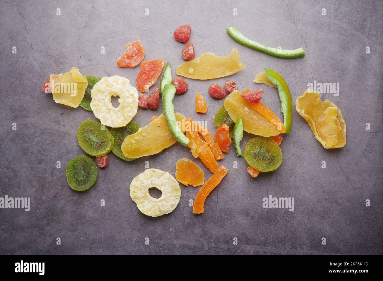 Fruits secs et baies sur fond noir Banque D'Images