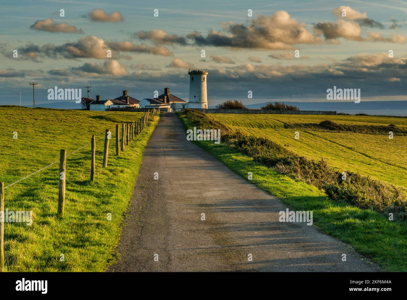 L'ancien phare de Nash point, aujourd'hui désarroi, sur la côte du patrimoine de Glamourgan, à Nash point South Wales Banque D'Images