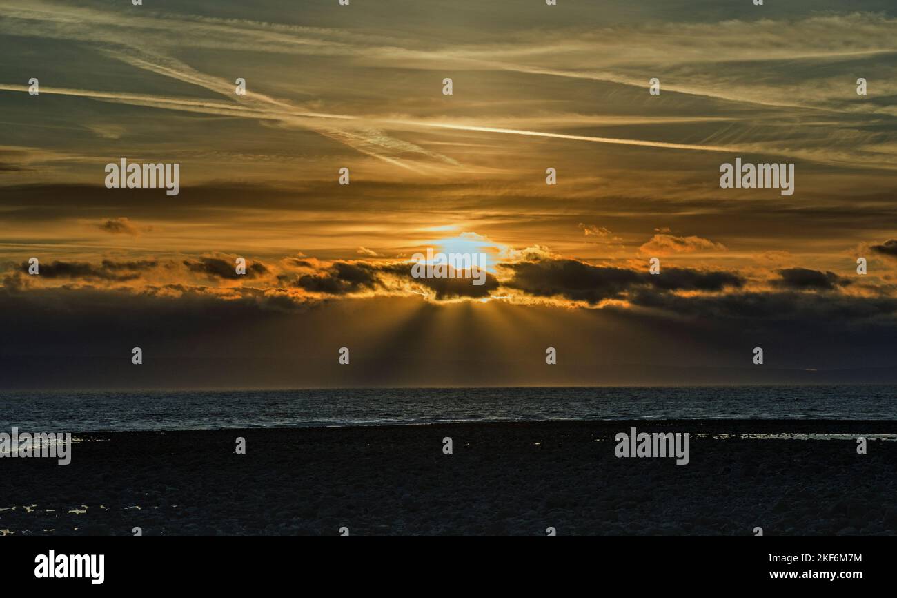 Coucher de soleil et de rayons à Llantwart Major Colhuw Beach sur la vallée de la côte de Glamourgan, au sud du pays de Galles Banque D'Images